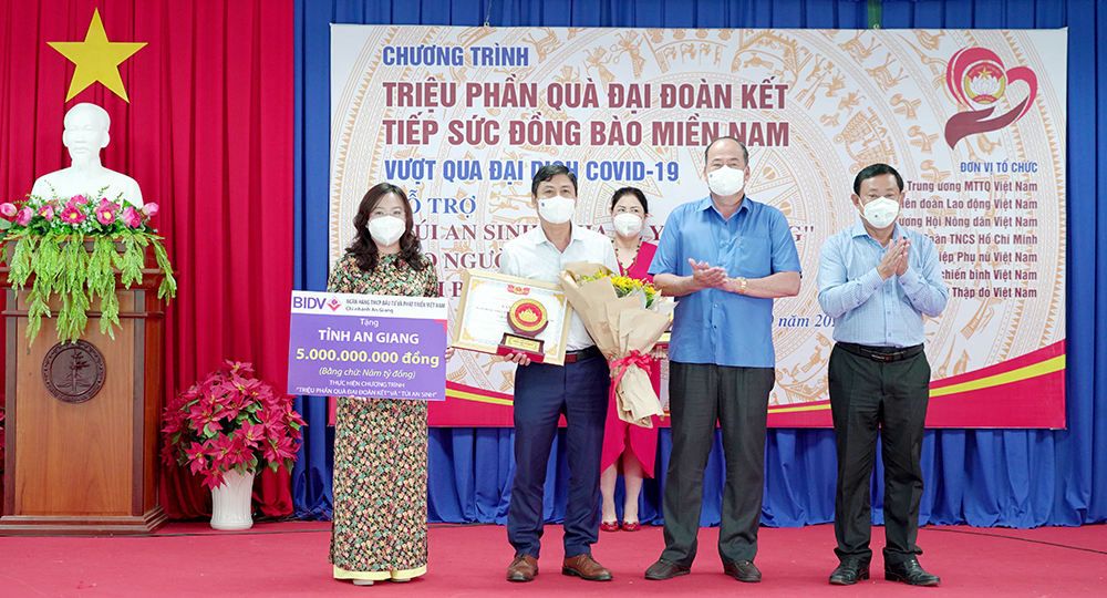 An Giang: Phát động và trao tặng “Triệu phần quà Đại đoàn kết” và “Túi an sinh” hỗ trợ người dân bị ảnh hưởng do dịch bệnh COVID – 19