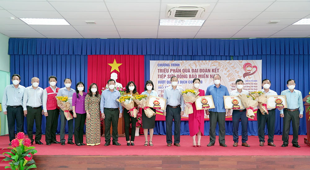 An Giang: Phát động và trao tặng “Triệu phần quà Đại đoàn kết” và “Túi an sinh” hỗ trợ người dân bị ảnh hưởng do dịch bệnh COVID – 19