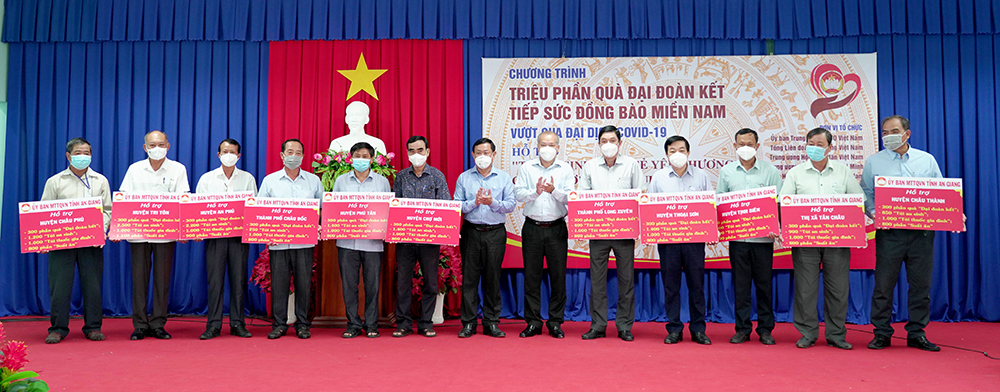 An Giang: Phát động và trao tặng “Triệu phần quà Đại đoàn kết” và “Túi an sinh” hỗ trợ người dân bị ảnh hưởng do dịch bệnh COVID – 19