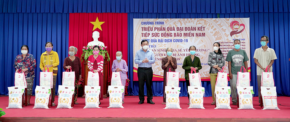 An Giang: Phát động và trao tặng “Triệu phần quà Đại đoàn kết” và “Túi an sinh” hỗ trợ người dân bị ảnh hưởng do dịch bệnh COVID – 19