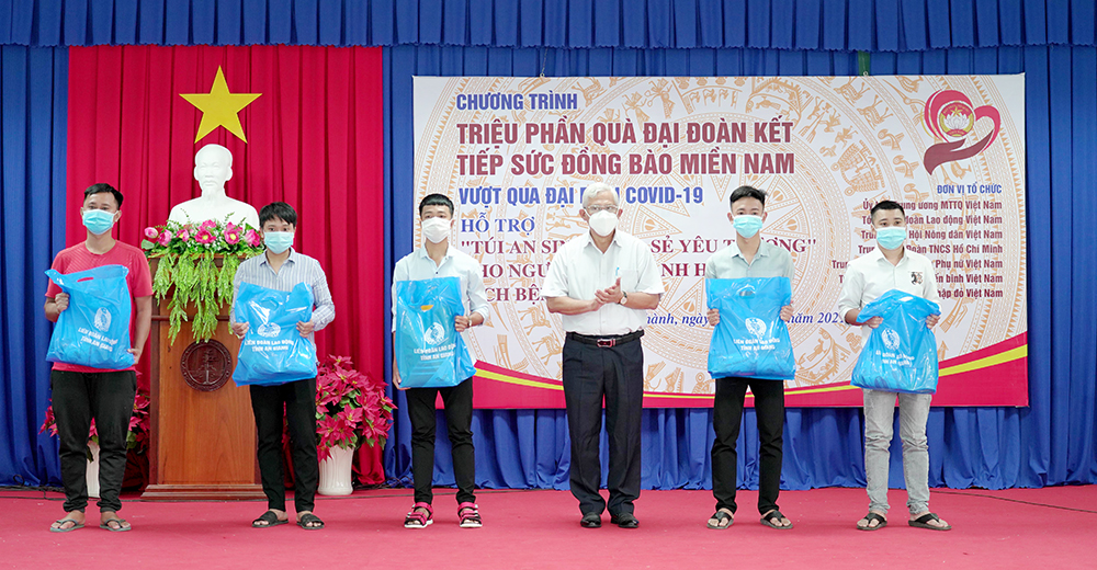 An Giang: Phát động và trao tặng “Triệu phần quà Đại đoàn kết” và “Túi an sinh” hỗ trợ người dân bị ảnh hưởng do dịch bệnh COVID – 19