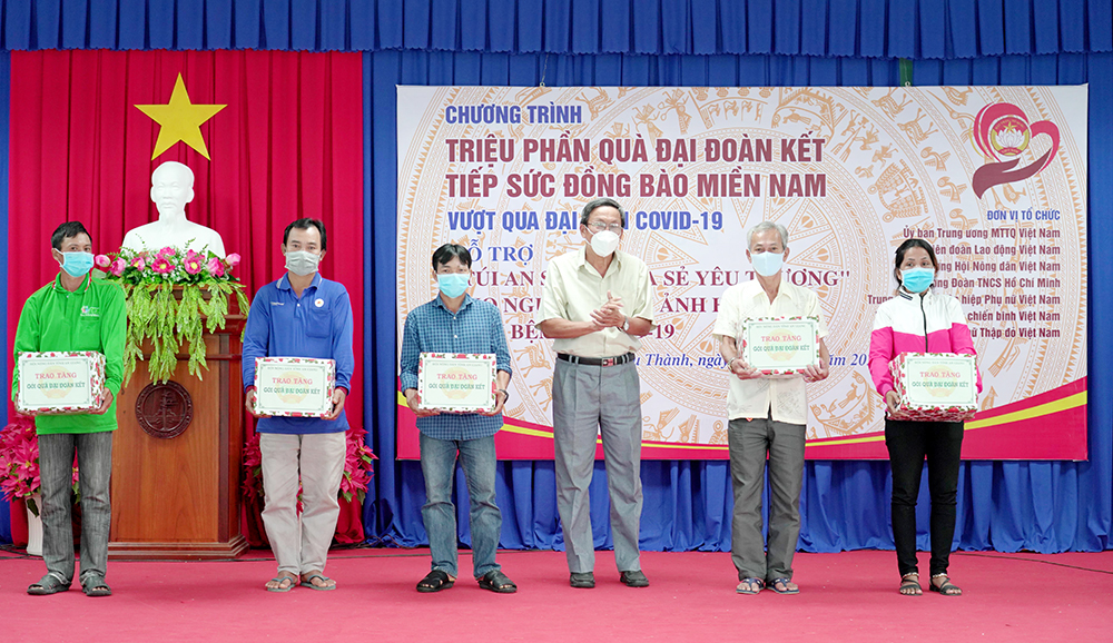 An Giang: Phát động và trao tặng “Triệu phần quà Đại đoàn kết” và “Túi an sinh” hỗ trợ người dân bị ảnh hưởng do dịch bệnh COVID – 19