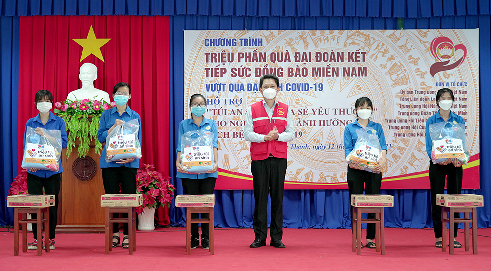 An Giang: Phát động và trao tặng “Triệu phần quà Đại đoàn kết” và “Túi an sinh” hỗ trợ người dân bị ảnh hưởng do dịch bệnh COVID – 19