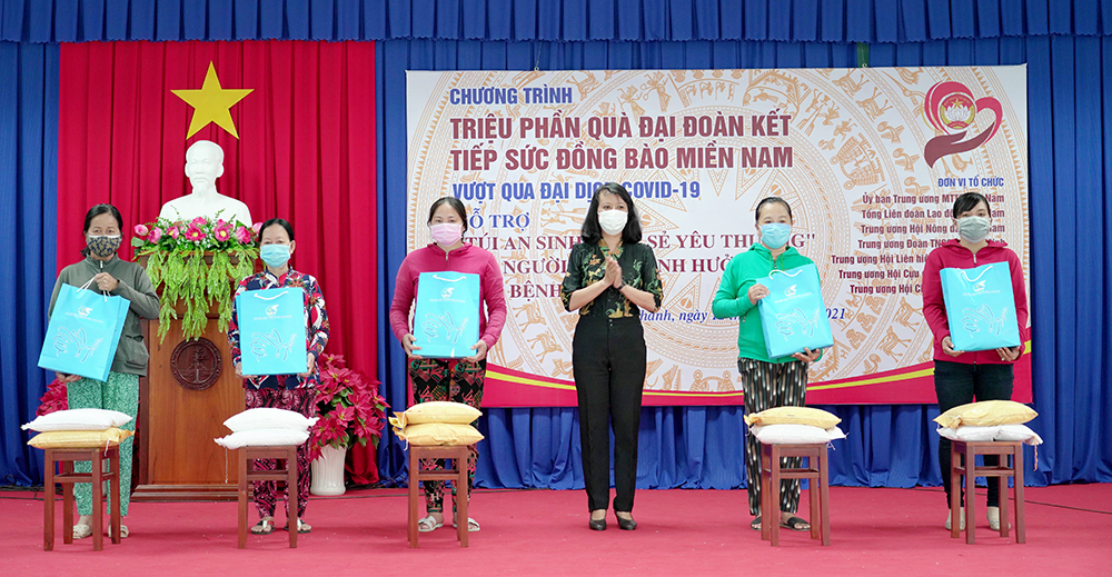 An Giang: Phát động và trao tặng “Triệu phần quà Đại đoàn kết” và “Túi an sinh” hỗ trợ người dân bị ảnh hưởng do dịch bệnh COVID – 19