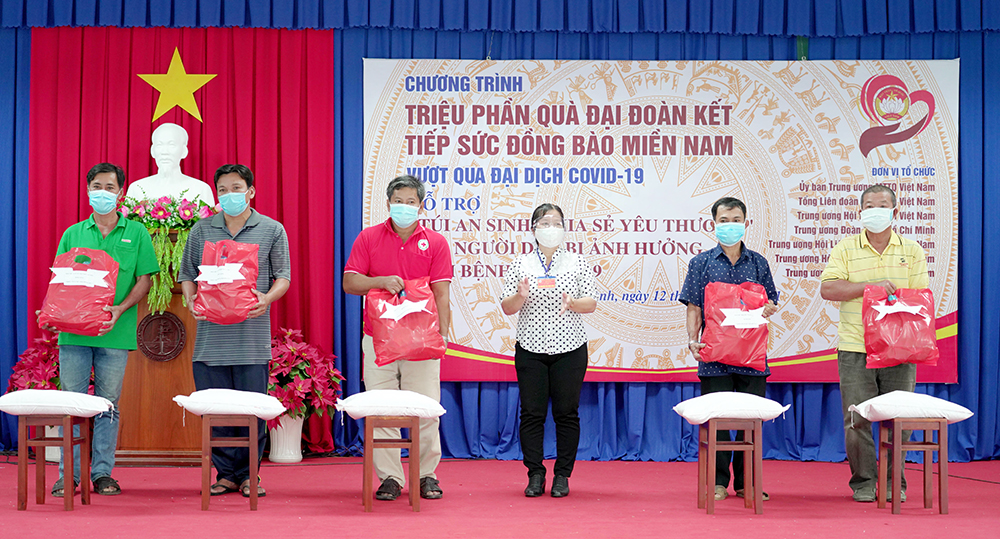An Giang: Phát động và trao tặng “Triệu phần quà Đại đoàn kết” và “Túi an sinh” hỗ trợ người dân bị ảnh hưởng do dịch bệnh COVID – 19