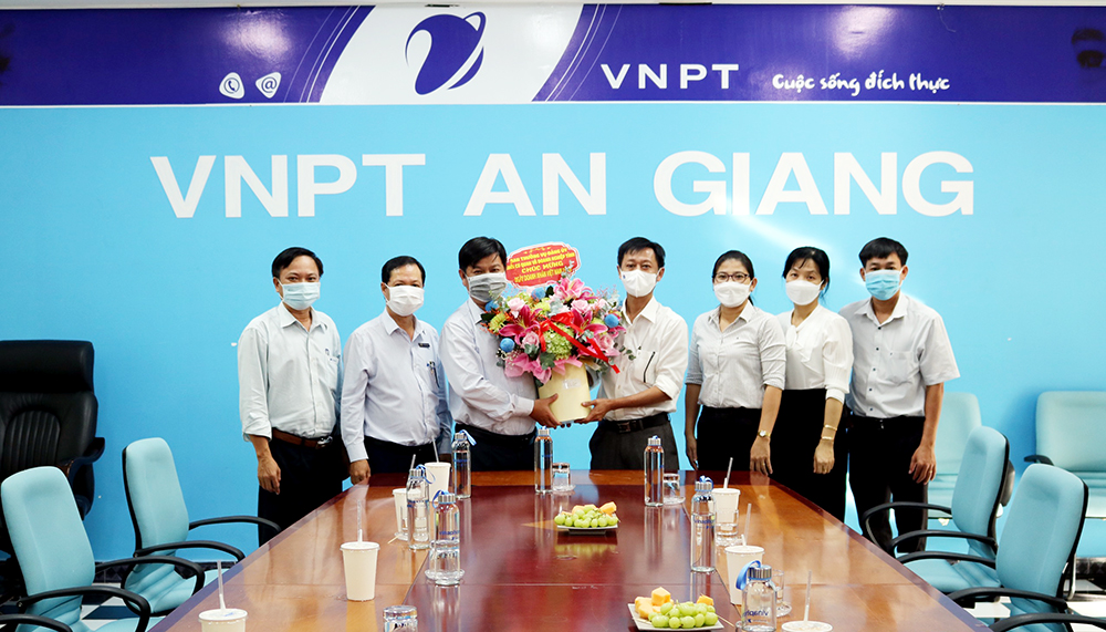 Bí thư Đảng ủy Khối Cơ quan và Doanh nghiệp An Giang Thái Minh Hiển thăm và chúc mừng ngày Doanh nhân Đảng ủy Tập đoàn Sao Mai