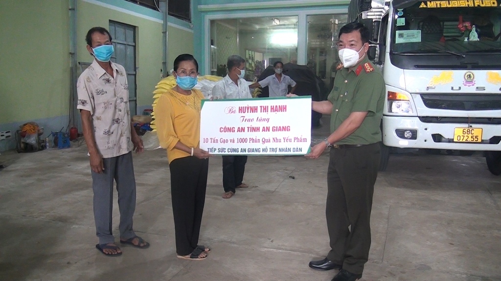 Công an An Giang vận động, trao tặng 35 tấn gạo, hơn 1.000 phần quà tại An Phú