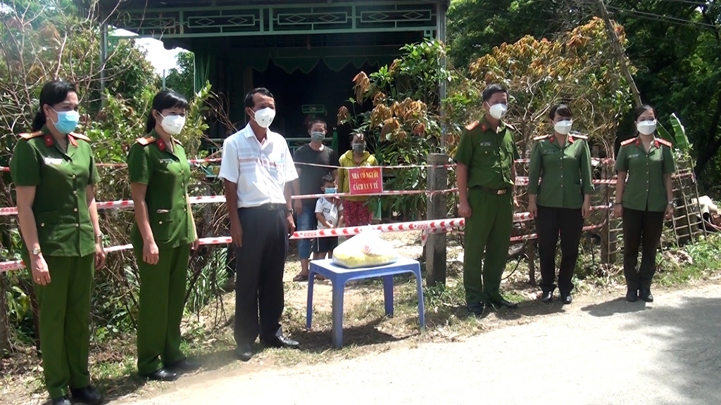 Công an An Giang vận động, trao tặng 35 tấn gạo, hơn 1.000 phần quà tại An Phú