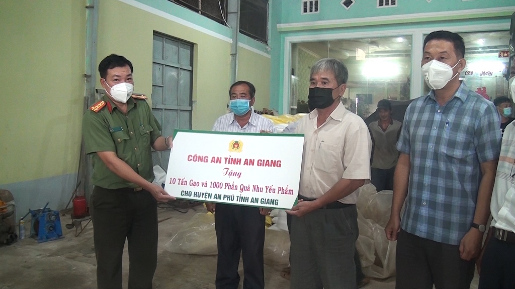 Công an An Giang vận động, trao tặng 35 tấn gạo, hơn 1.000 phần quà tại An Phú