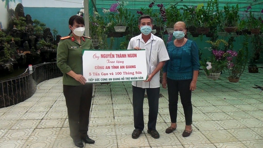 Công an An Giang vận động, trao tặng 35 tấn gạo, hơn 1.000 phần quà tại An Phú