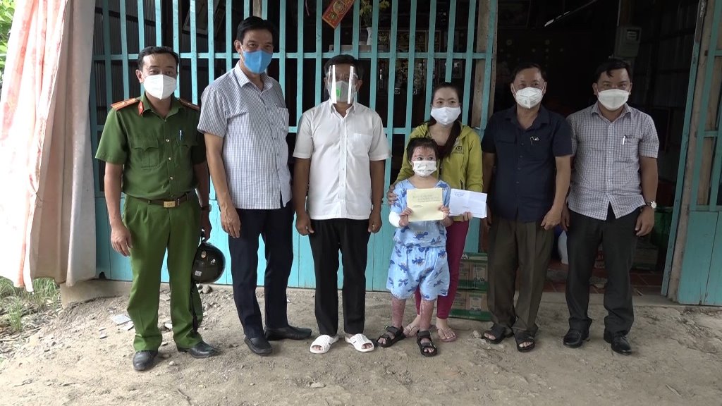 Ông Đoàn Ngọc Hải lái xe cứu thương đưa bé gái bị bỏng xuất viện về với gia đình ở Chợ Mới