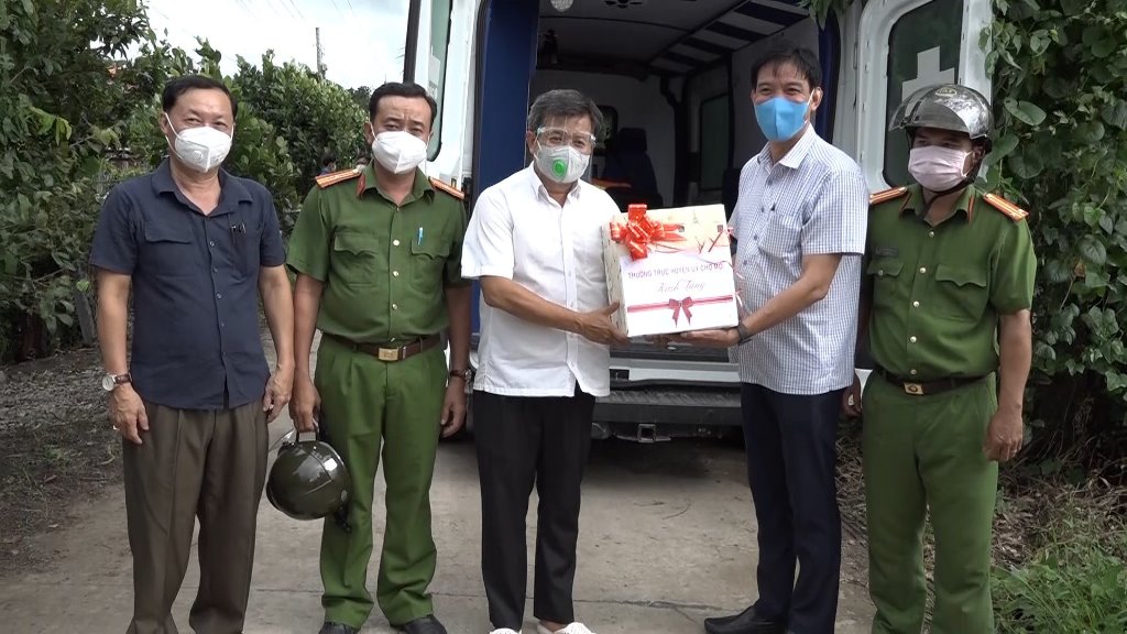 Ông Đoàn Ngọc Hải lái xe cứu thương đưa bé gái bị bỏng xuất viện về với gia đình ở Chợ Mới