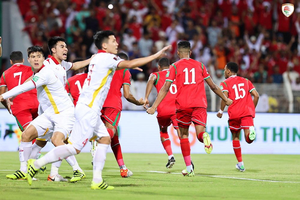 Tuyển Việt Nam thua Oman: Khi "ngôi sao" là... trọng tài, VAR!