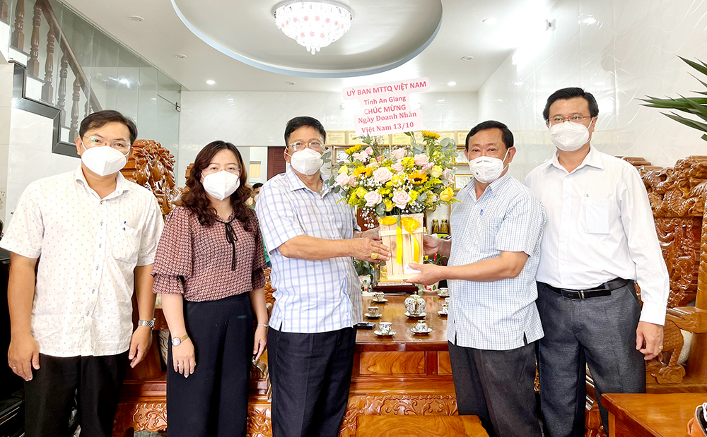 UBMTTQVN tỉnh An Giang thăm, tặng quà doanh nghiệp nhân kỷ niệm ngày Doanh nhân Việt Nam