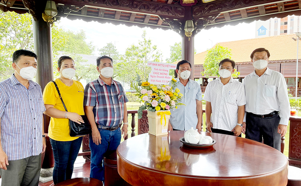 UBMTTQVN tỉnh An Giang thăm, tặng quà doanh nghiệp nhân kỷ niệm ngày Doanh nhân Việt Nam