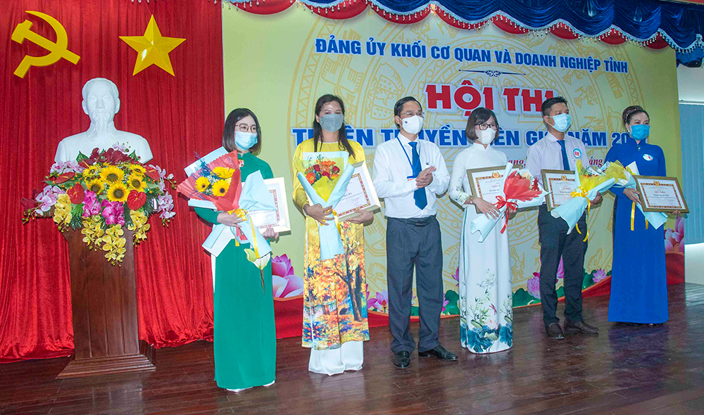 Thí sinh Lê Châu Mỹ Hoa, Đảng bộ Trường Chính trị Tôn Đức Thắng đoạt giải nhất Hội thi tuyên truyền viên giỏi Đảng bộ Khối Cơ quan và Doanh nghiệp An Giang năm 2021