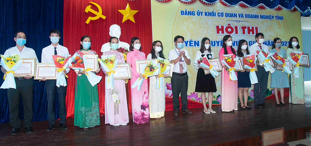 Thí sinh Lê Châu Mỹ Hoa, Đảng bộ Trường Chính trị Tôn Đức Thắng đoạt giải nhất Hội thi tuyên truyền viên giỏi Đảng bộ Khối Cơ quan và Doanh nghiệp An Giang năm 2021