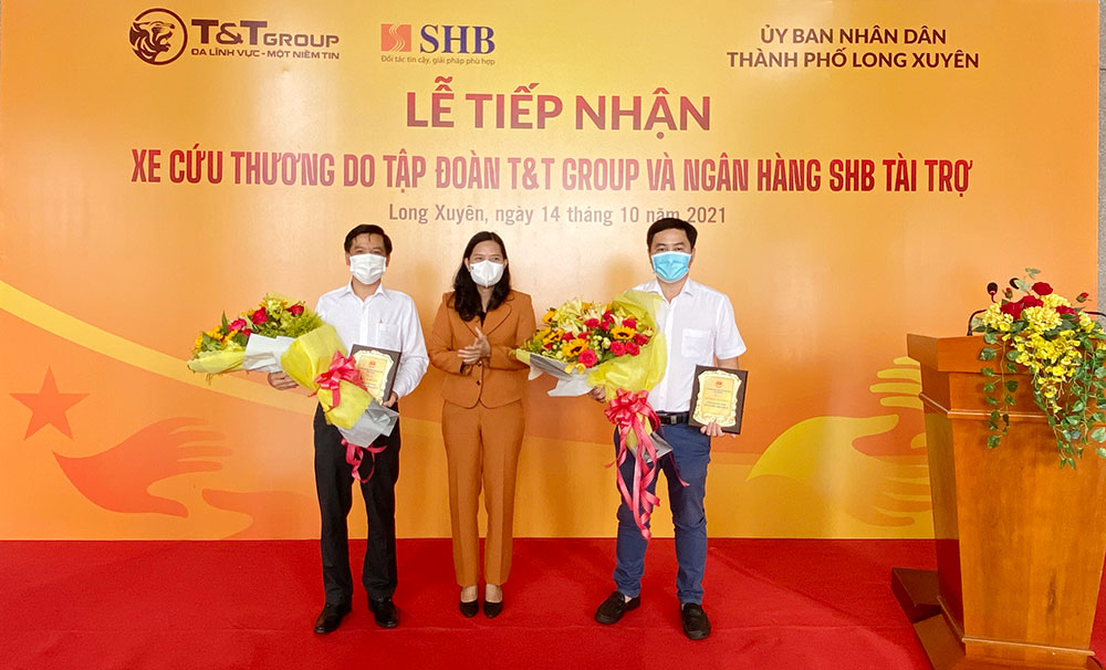 TP. Long Xuyên tiếp nhận xe cứu thương từ tập đoàn T&T Group và Ngân hàng SHB tài trợ