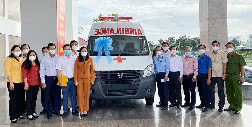 TP. Long Xuyên tiếp nhận xe cứu thương từ tập đoàn T&T Group và Ngân hàng SHB tài trợ