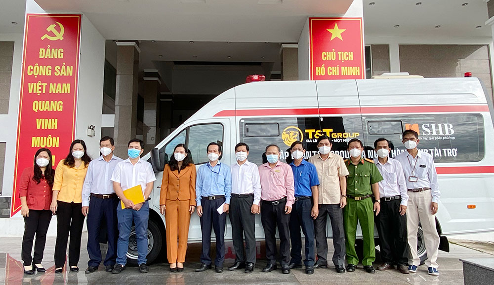 TP. Long Xuyên tiếp nhận xe cứu thương từ tập đoàn T&T Group và Ngân hàng SHB tài trợ