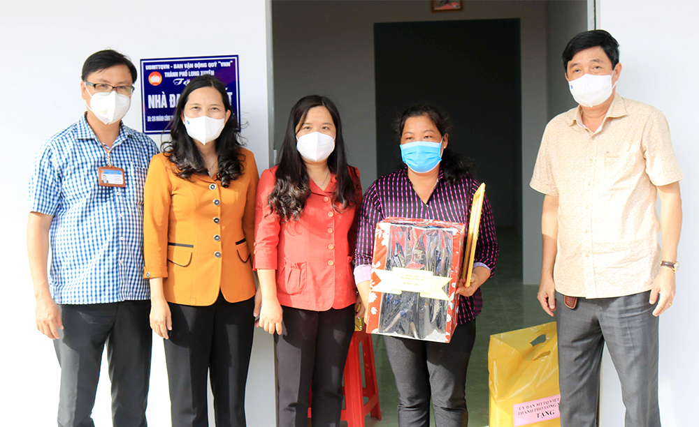 Trao nhà Đại đoàn kết cho các hộ sinh sống trên ghe