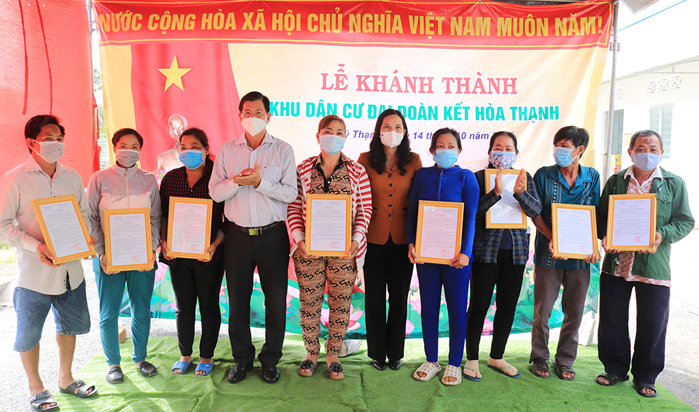 Trao nhà Đại đoàn kết cho các hộ sinh sống trên ghe