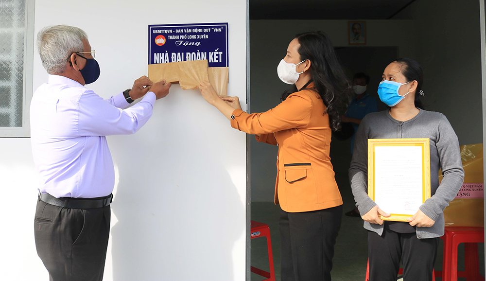 Trao nhà Đại đoàn kết cho các hộ sinh sống trên ghe