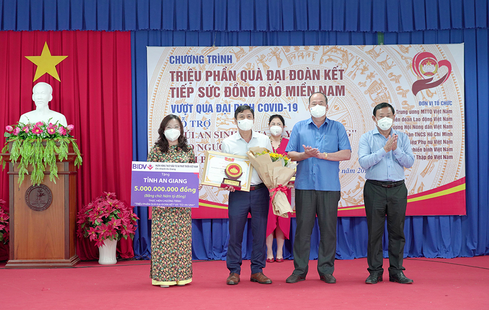 BIDV tặng tỉnh An Giang 5 tỷ đồng thực hiện Chương trình “ Triệu phần quà Đại đoàn kết” và “Túi an sinh”