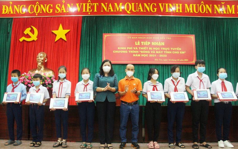 Bến Tre tiếp nhận kinh phí và thiết bị học trực tuyến