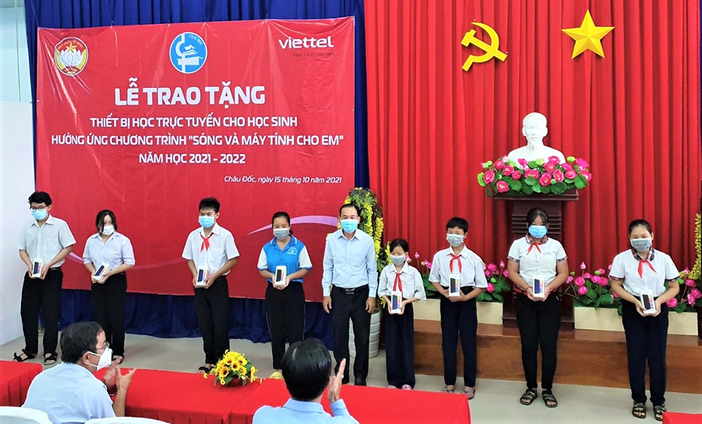 Trao 123 điện thoại thông minh cho học sinh khó khăn ở TP. Châu Đốc học trực tuyến