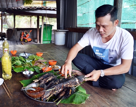 Hấp dẫn tát đìa bắt cá đồng nướng rơm ở miền Tây