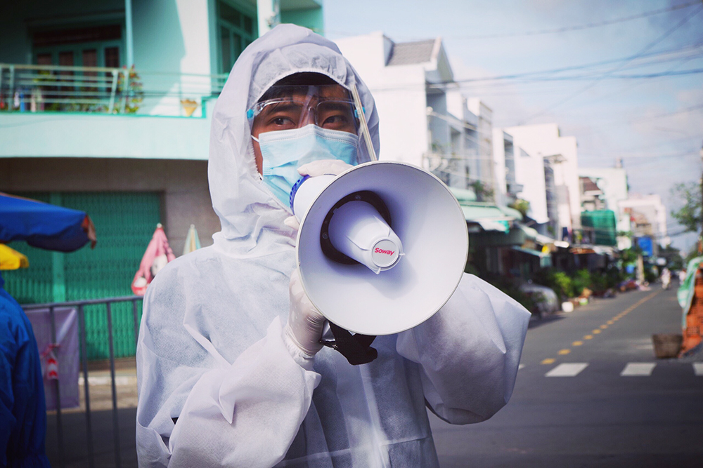 Những đôi mắt trong mùa dịch