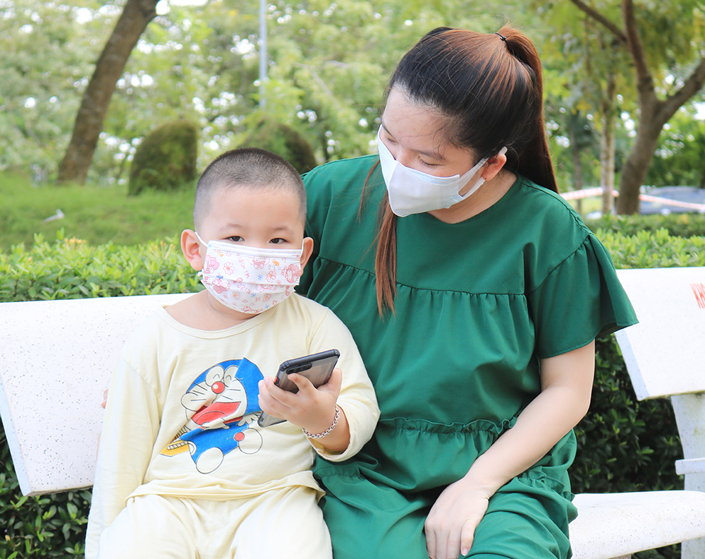 Những đôi mắt trong mùa dịch