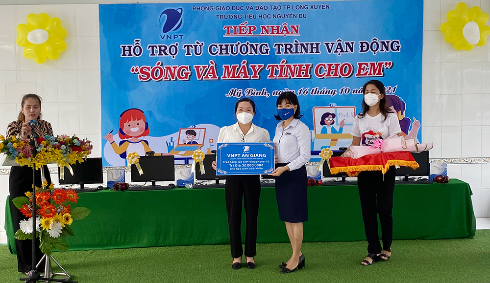 Hỗ trợ máy vi tính, sim 4G cho học sinh Trường Tiểu học Nguyễn Du có hoàn cảnh khó khăn học trực tuyến