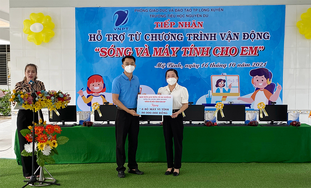 Hỗ trợ máy vi tính, sim 4G cho học sinh Trường Tiểu học Nguyễn Du có hoàn cảnh khó khăn học trực tuyến
