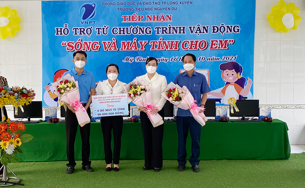 Hỗ trợ máy vi tính, sim 4G cho học sinh Trường Tiểu học Nguyễn Du có hoàn cảnh khó khăn học trực tuyến