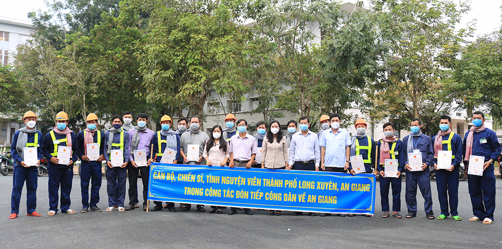 Lãnh đạo TP. Long Xuyên thăm, động viên cán bộ, chiến sĩ tham gia tiếp nhận công dân về quê hương