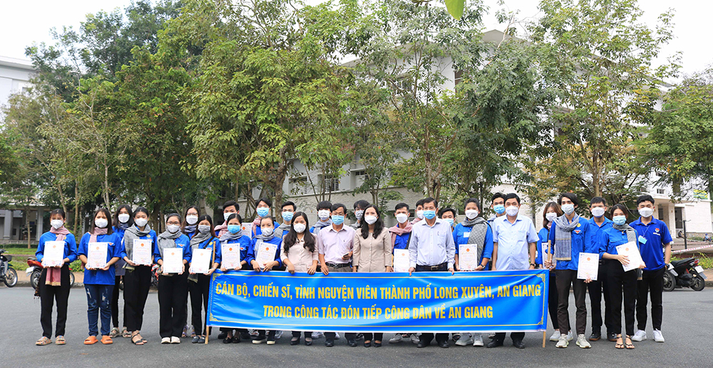Lãnh đạo TP. Long Xuyên thăm, động viên cán bộ, chiến sĩ tham gia tiếp nhận công dân về quê hương