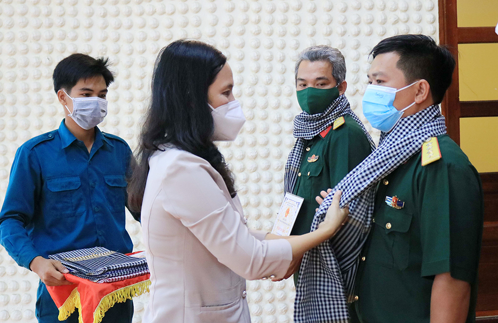 Lãnh đạo TP. Long Xuyên thăm, động viên cán bộ, chiến sĩ tham gia tiếp nhận công dân về quê hương