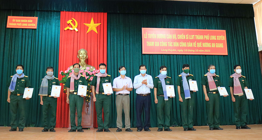 Lãnh đạo TP. Long Xuyên thăm, động viên cán bộ, chiến sĩ tham gia tiếp nhận công dân về quê hương