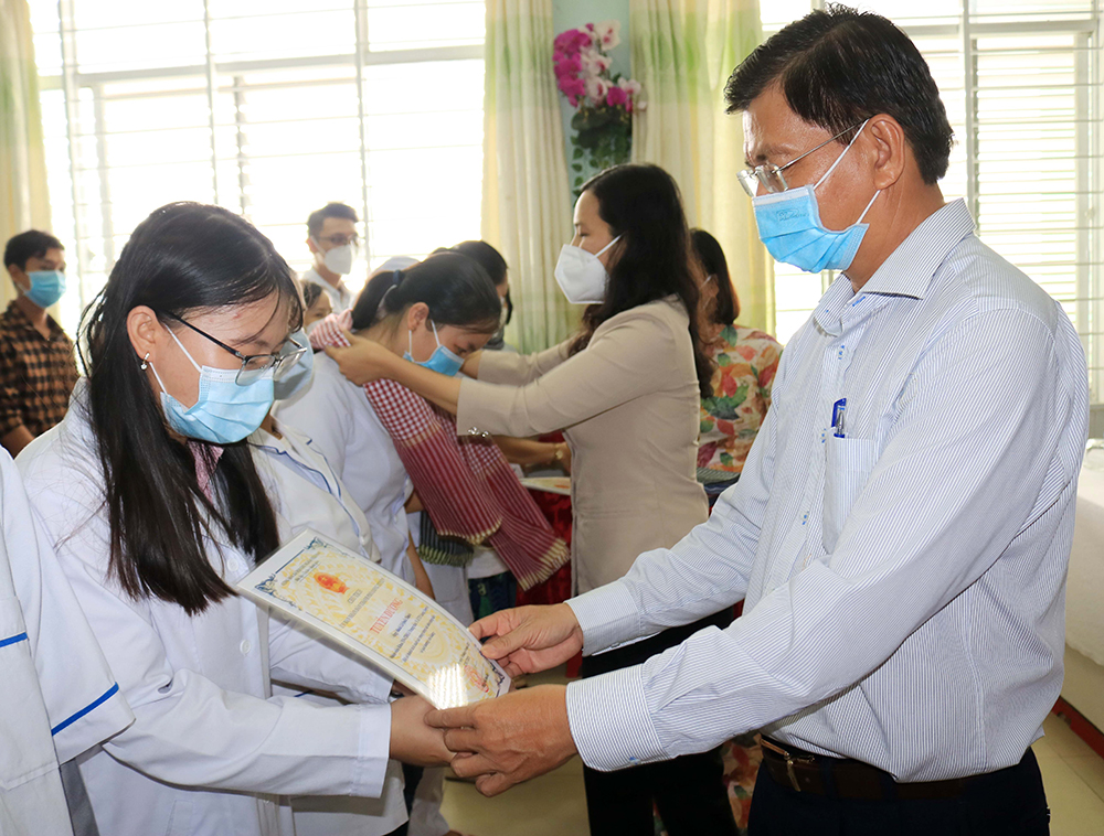 Lãnh đạo TP. Long Xuyên thăm, động viên cán bộ, chiến sĩ tham gia tiếp nhận công dân về quê hương