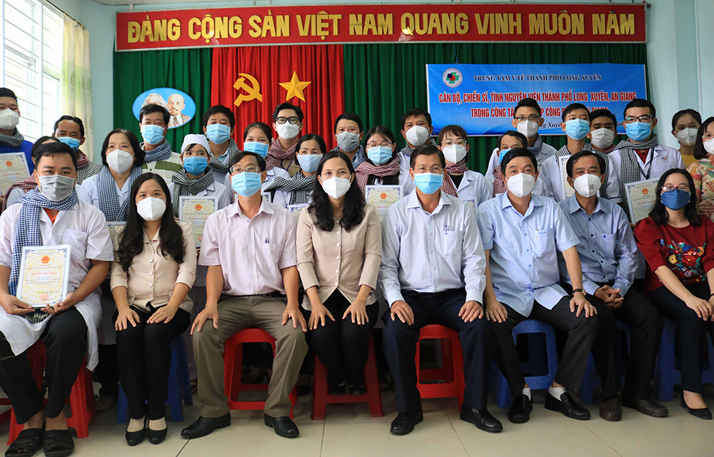 Lãnh đạo TP. Long Xuyên thăm, động viên cán bộ, chiến sĩ tham gia tiếp nhận công dân về quê hương