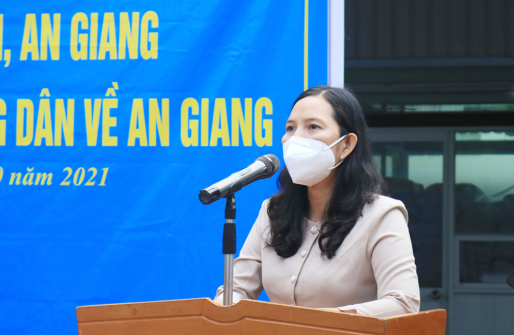 Lãnh đạo TP. Long Xuyên thăm, động viên cán bộ, chiến sĩ tham gia tiếp nhận công dân về quê hương