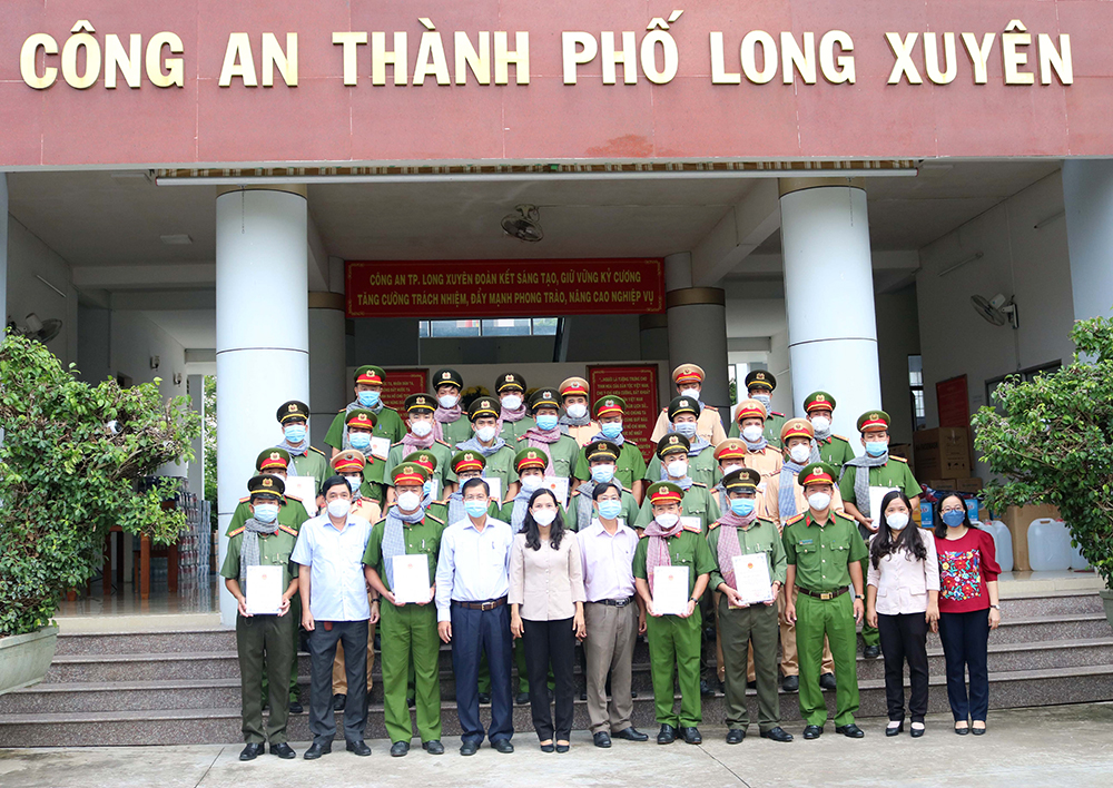 Lãnh đạo TP. Long Xuyên thăm, động viên cán bộ, chiến sĩ tham gia tiếp nhận công dân về quê hương