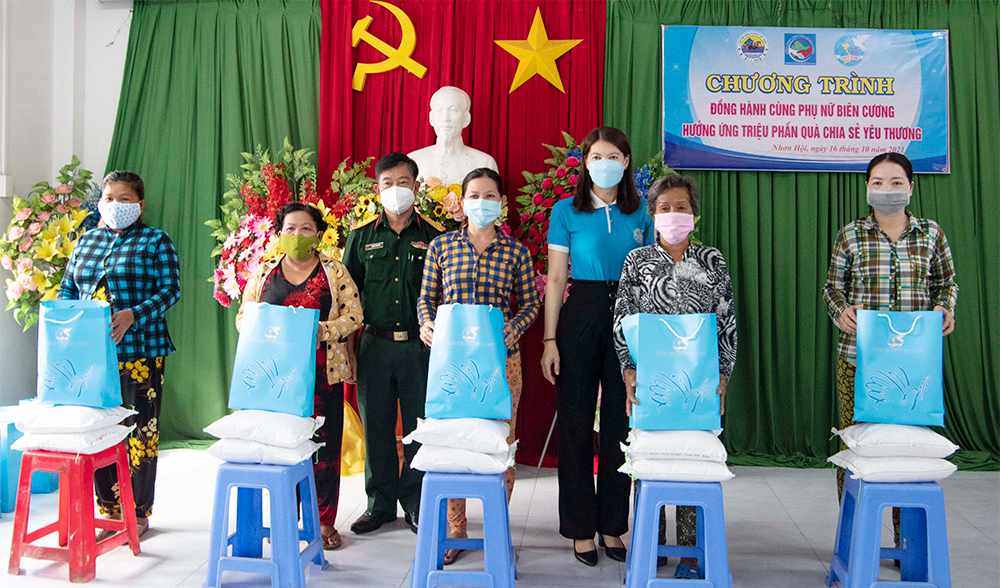 Tặng quà cho phụ nữ và học sinh ở Nhơn Hội có hoàn cảnh khó khăn do ảnh hưởng dịch COVID-19