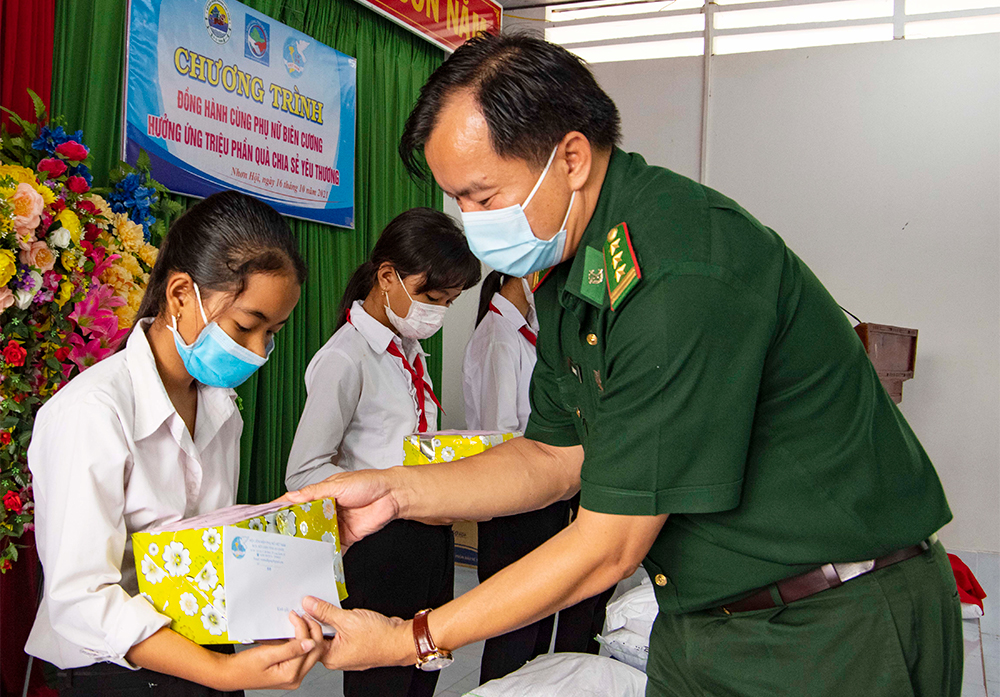 Tặng quà cho phụ nữ và học sinh ở Nhơn Hội có hoàn cảnh khó khăn do ảnh hưởng dịch COVID-19