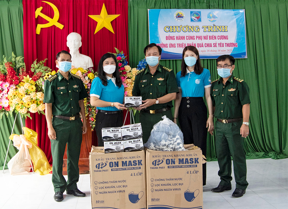 Tặng quà cho phụ nữ và học sinh ở Nhơn Hội có hoàn cảnh khó khăn do ảnh hưởng dịch COVID-19