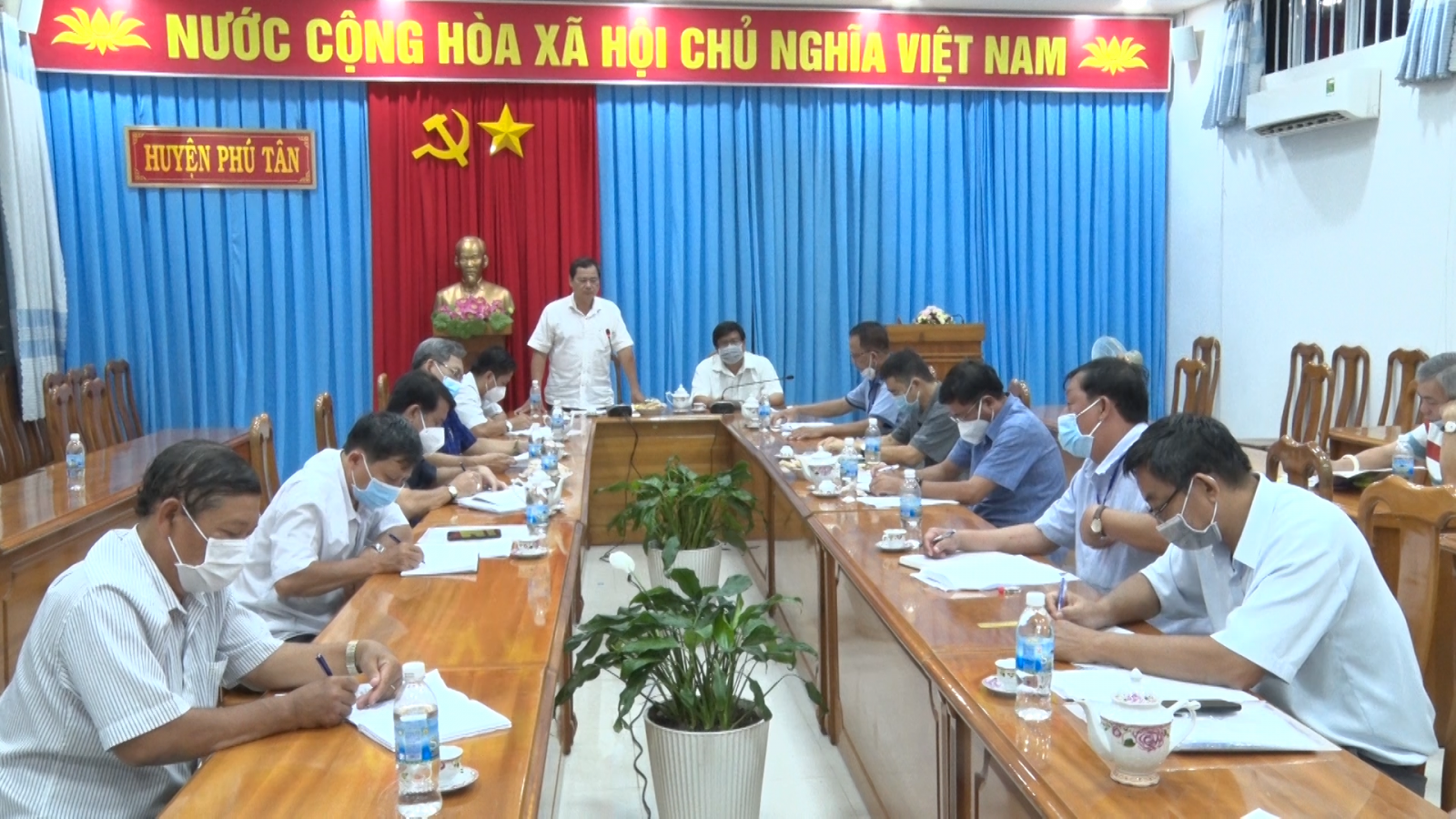 Phú Tân triển khai tiêm vaccine và khử khuẩn, vệ sinh môi trường phòng, chống dịch COVID-19