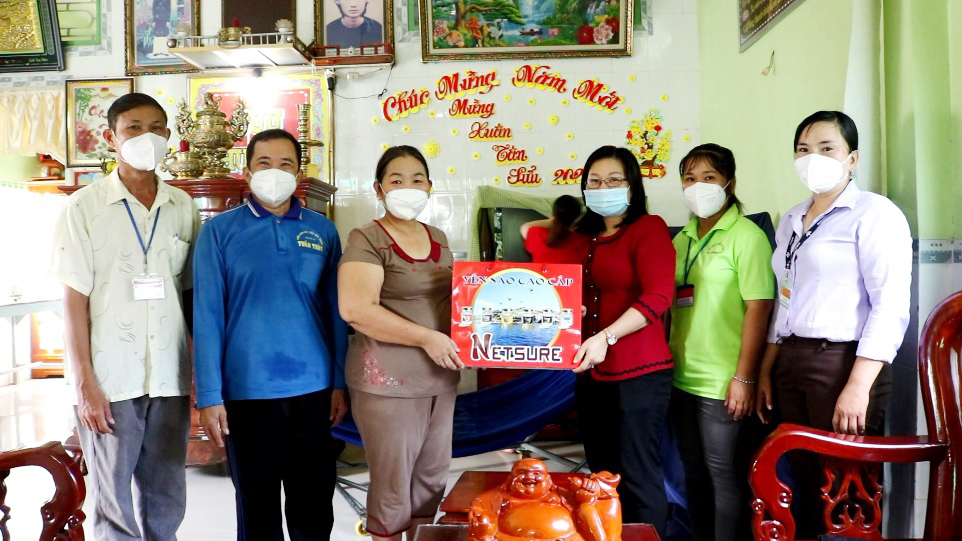 Hội Liên hiệp Phụ nữ huyện Châu Thành thăm, tặng quà cho hội viên, phụ nữ tiêu biểu tham gia công tác phòng, chống dịch bệnh COVID-19