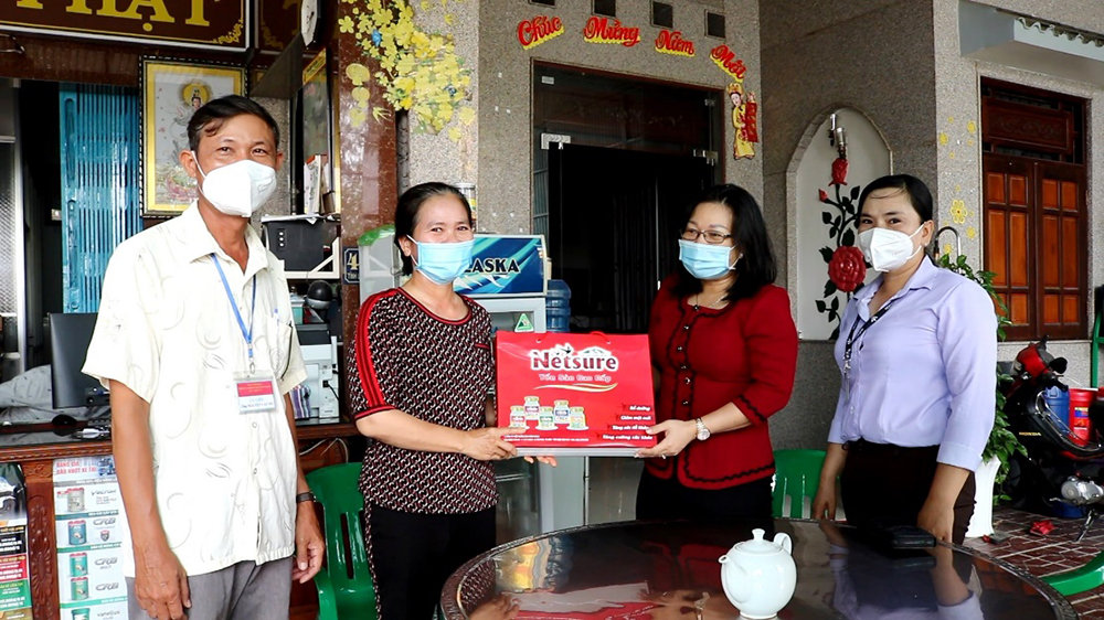 Hội Liên hiệp Phụ nữ huyện Châu Thành thăm, tặng quà cho hội viên, phụ nữ tiêu biểu tham gia công tác phòng, chống dịch bệnh COVID-19